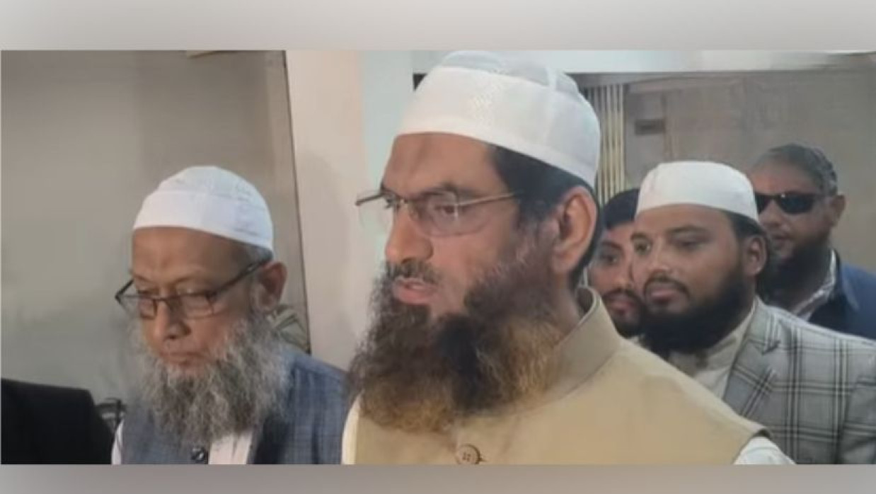 জামায়াত ইসলামীর কেন্দ্রীয় কার্যালয়ে সাংবাদিকদের সঙ্গে কথা বলছেন মামুনুল হক