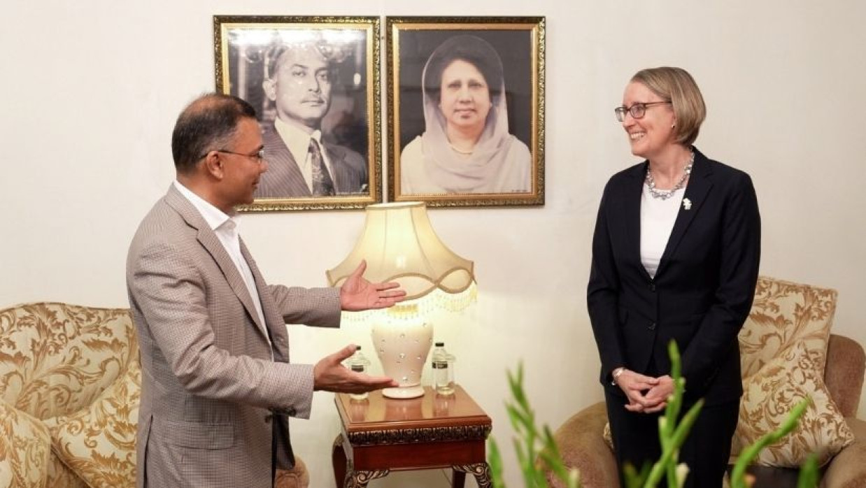 তারেক রহমানের সঙ্গে সাক্ষাৎ করেছেন বৃটিশ হাইকমিশনার সারাহ কুক