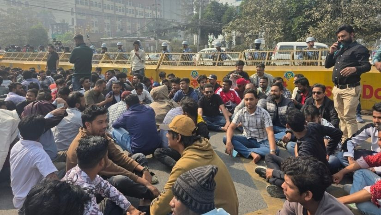 নির্বাচন ভবন ঘেরাও করে অবস্থান কর্মসূচি ছাত্রদলের