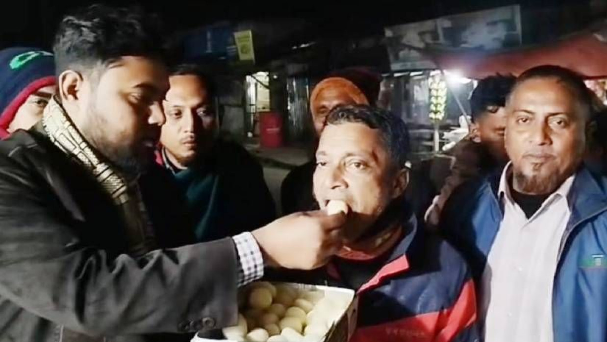 বিএনপির একাংশ নেতাকর্মীরা মিষ্টি খাওয়াচ্ছেন