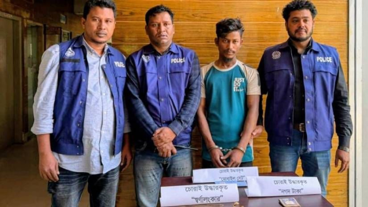 চুরি যাওয়া স্বর্ণালংকার, নগদ টাকা ও মোবাইল ফোনসহ গ্রেপ্তার মো. তৌফিকুল ইসলাম