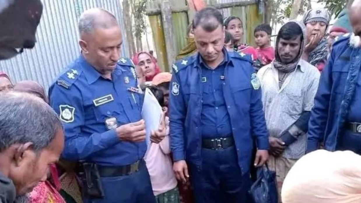 ঘটনাস্থলে পুলিশ ও স্থানীয় লোকজন