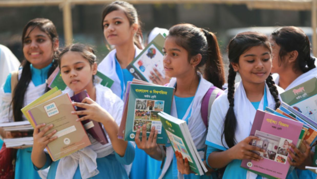 শিক্ষার্থীদের হাতে নতুন পাঠ্যবই