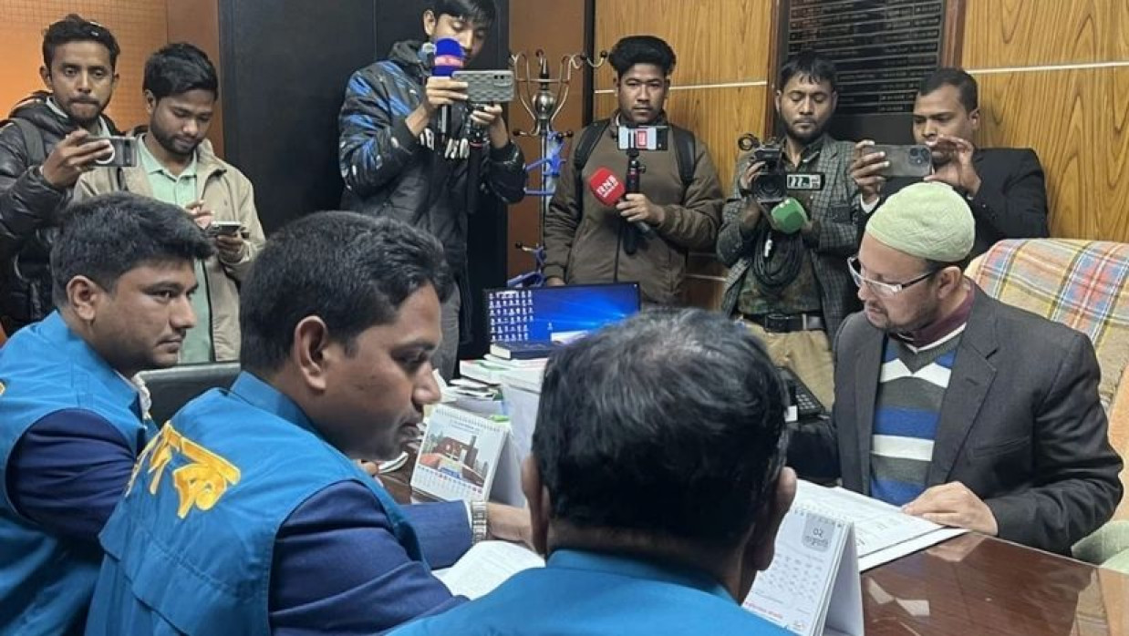 বেগম রোকেয়া বিশ্ববিদ্যালয়ে দুদকের অভিযানকালে