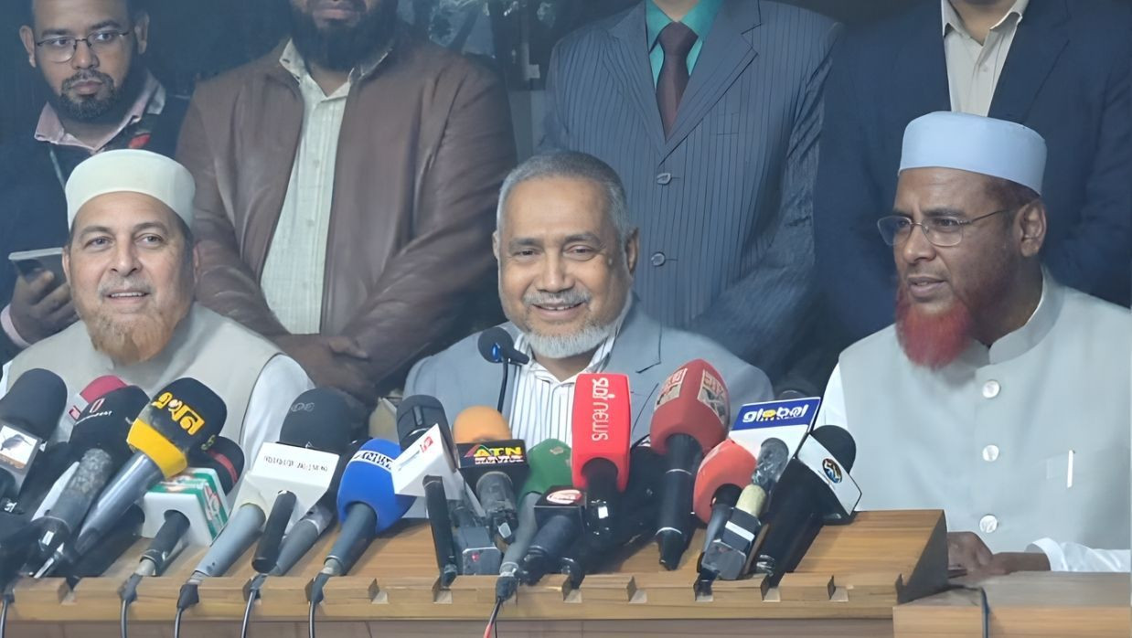 সংবাদ সম্মেলনে জামায়াত নেতৃবৃন্দ