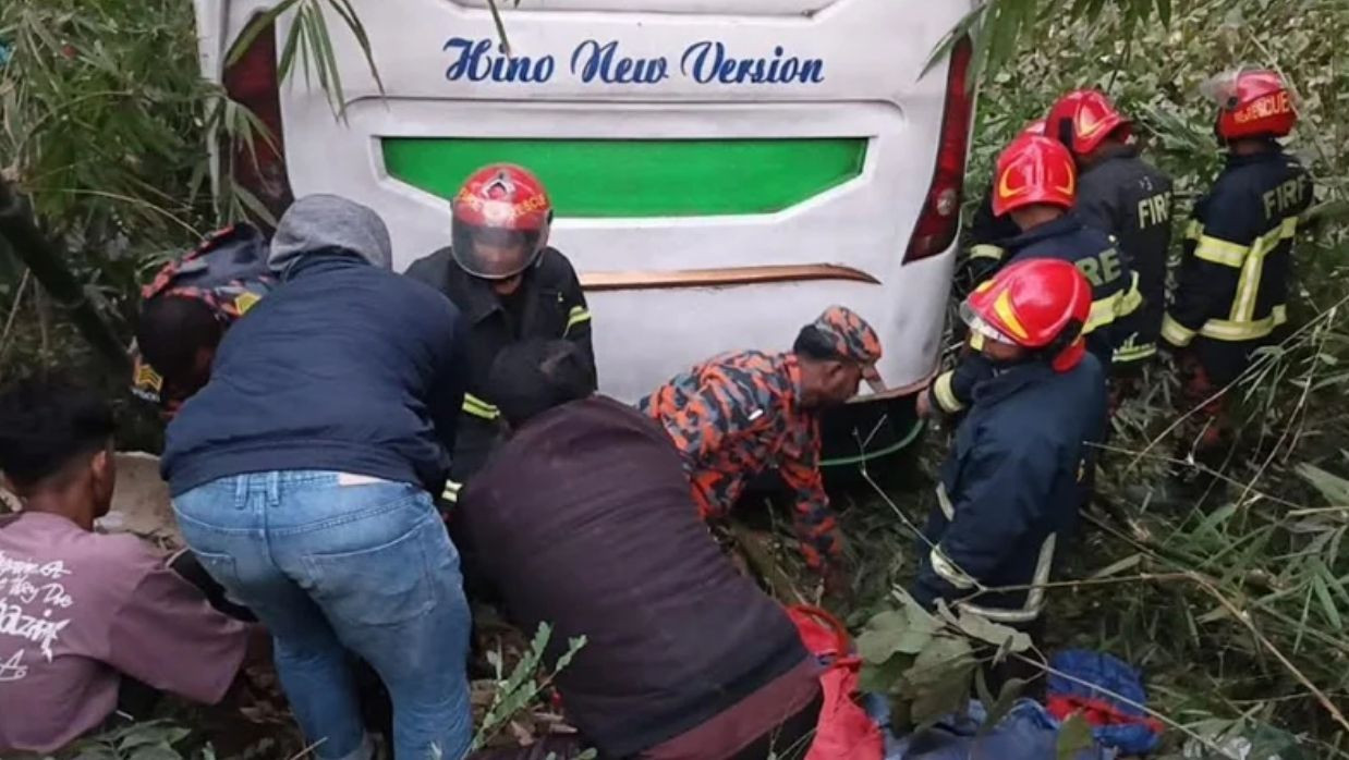 মাদারীপুরে নিয়ন্ত্রণ হারিয়ে যাত্রীবাহী বাস খাদে পড়ে যায়