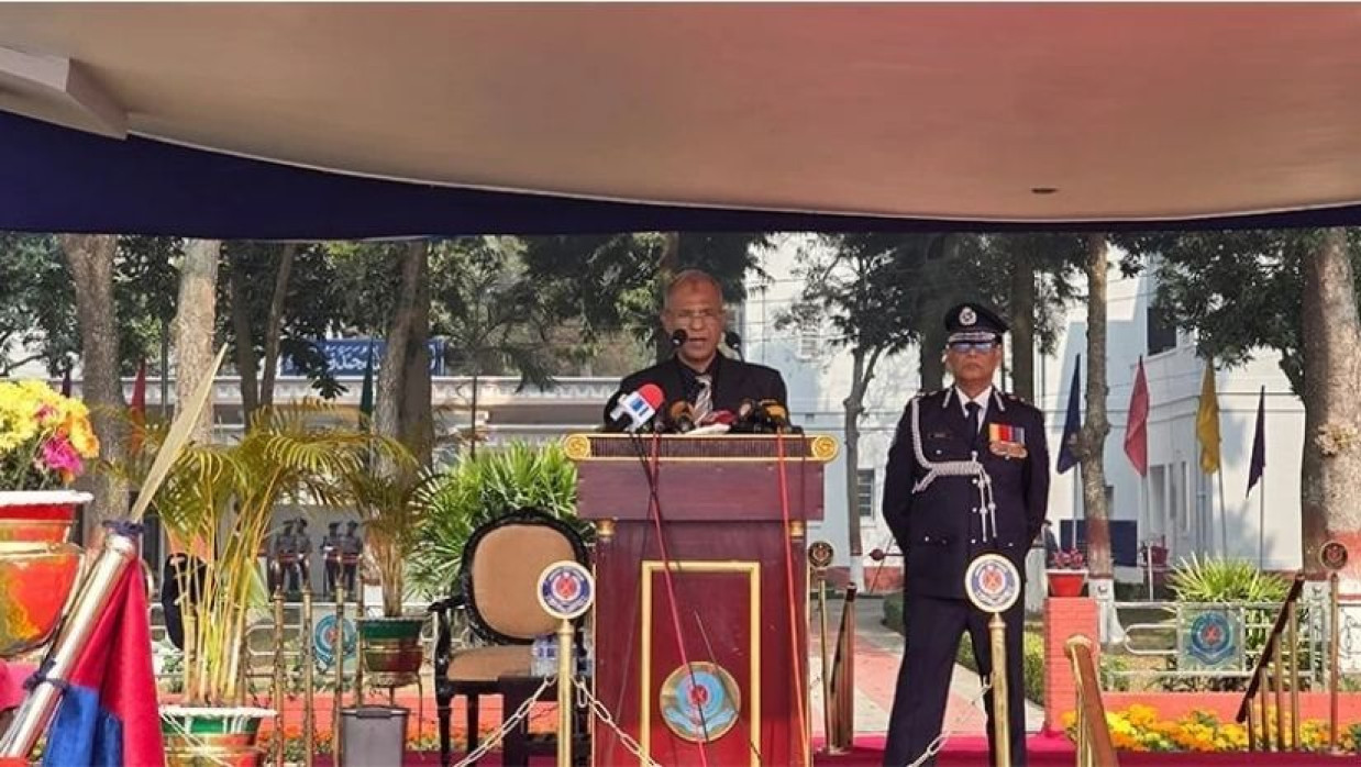 বক্তব্য রাখছেন স্বরাষ্ট্র উপদেষ্টা