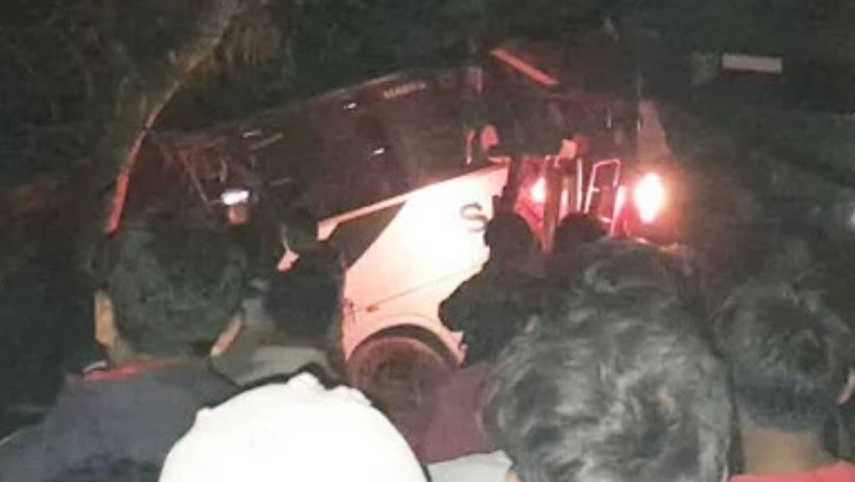 সড়কের পাশের খাদে উল্টে যায় বাসটি