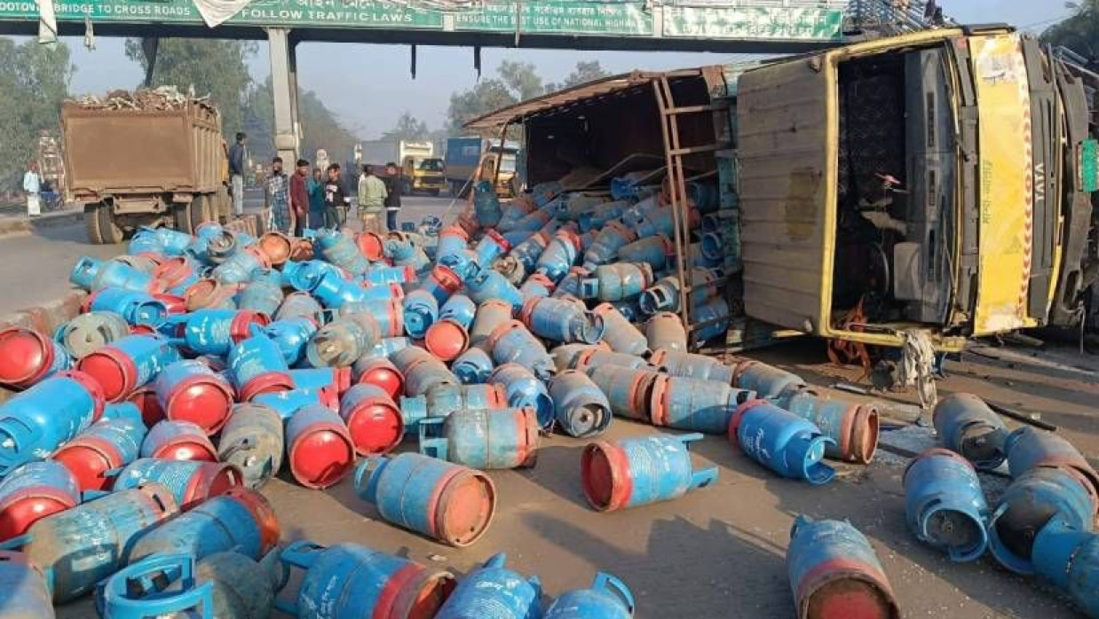 সড়ক বিভাজকের সঙ্গে ধাক্কা লেগে উল্টে যায় একটি ট্রাক। এতে থাকা গ্যাস সিলিন্ডার সড়কে ছড়িয়ে-ছিটিয়ে আছে