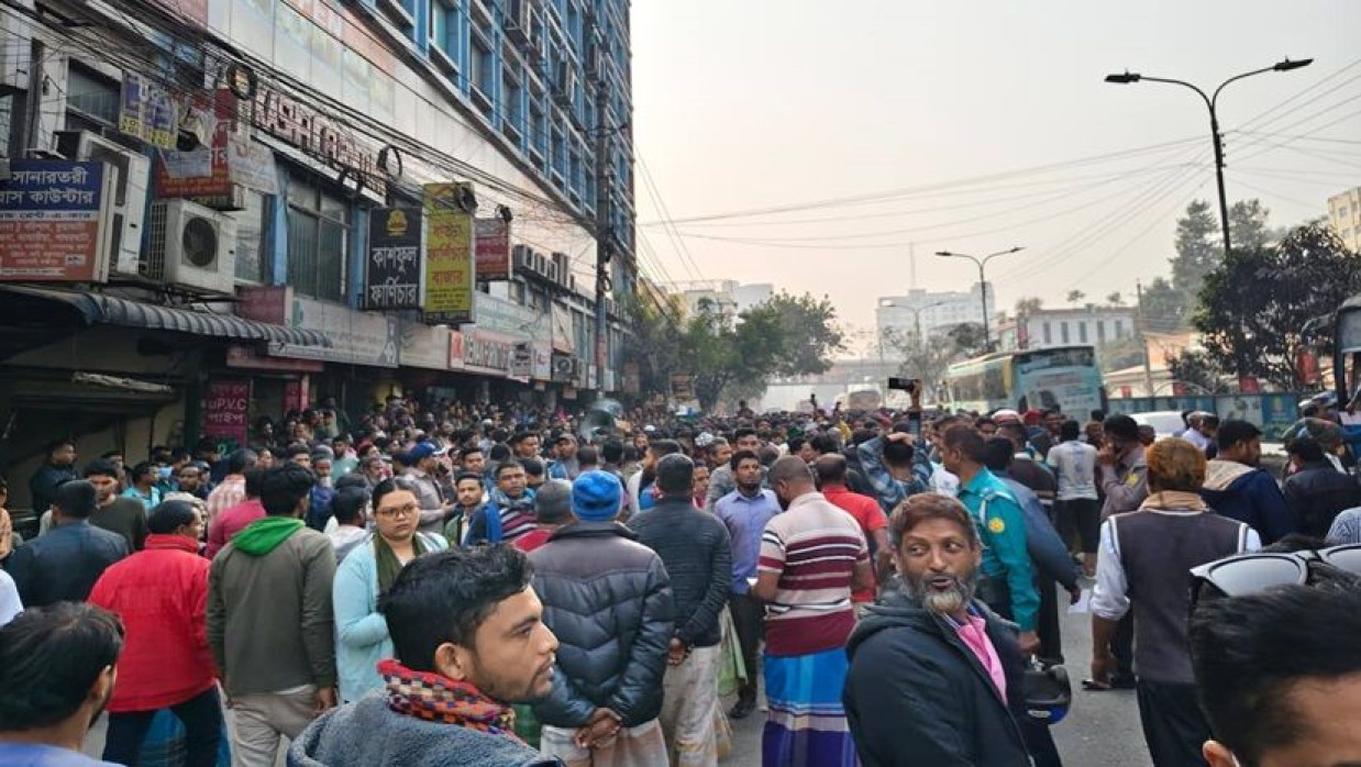 বাড্ডা এলাকায় সড়ক অবরোধ করেছেন ব্যাটারিচালিত রিকশাচালকরা