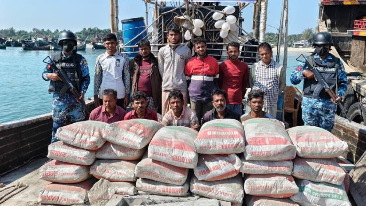 জব্দ করা সিমেন্টসহ আটক পাচারকারীরা