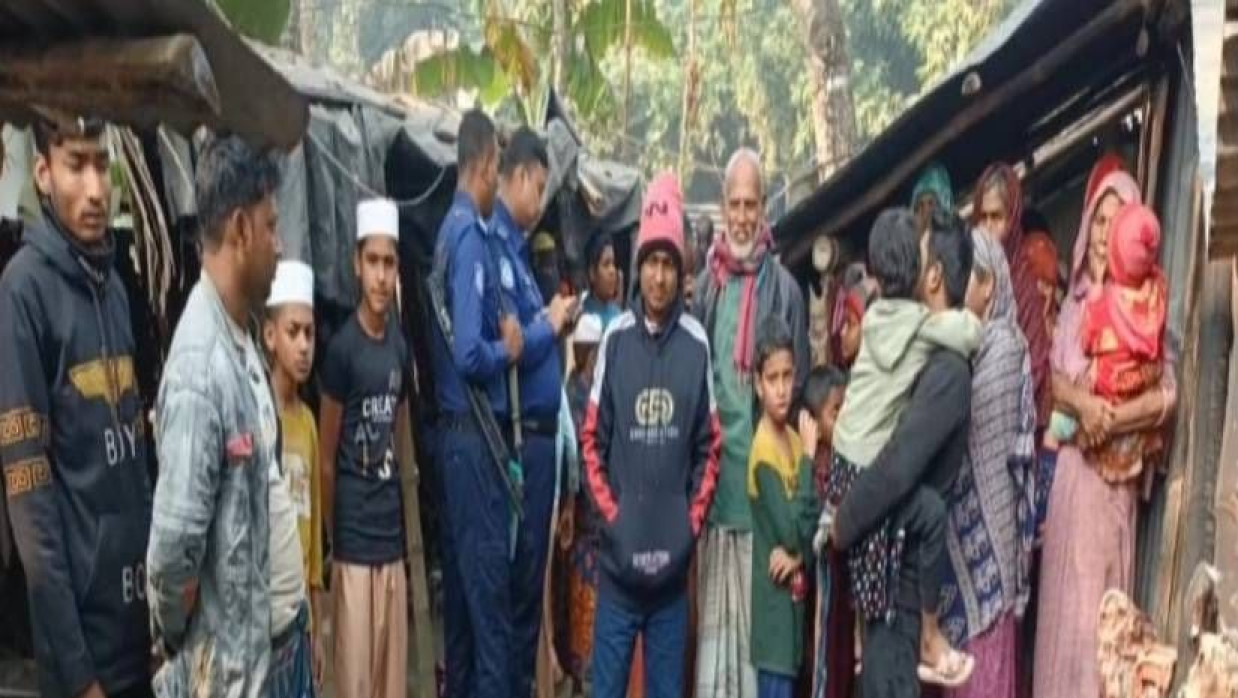 ঘটনাস্থলে পুলিশ ও স্থানীয় লোকজন