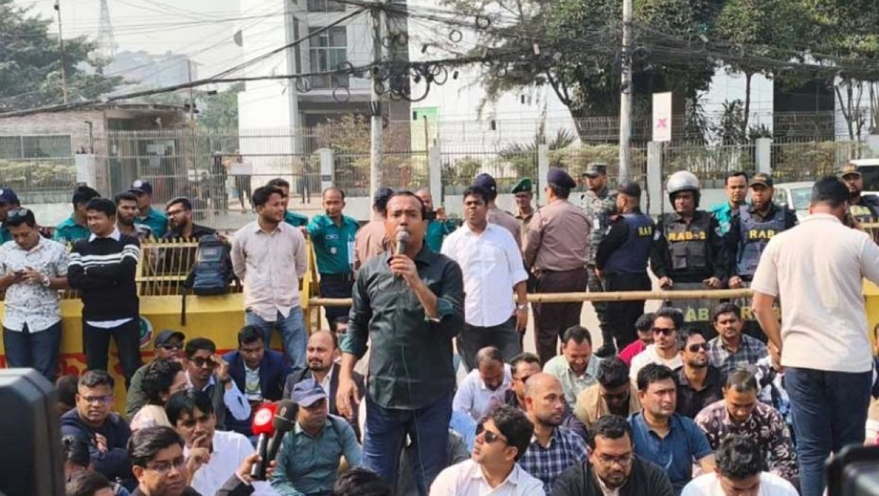 বক্তব্য রাখছেন রাকিবুল ইসলাম রাকিব