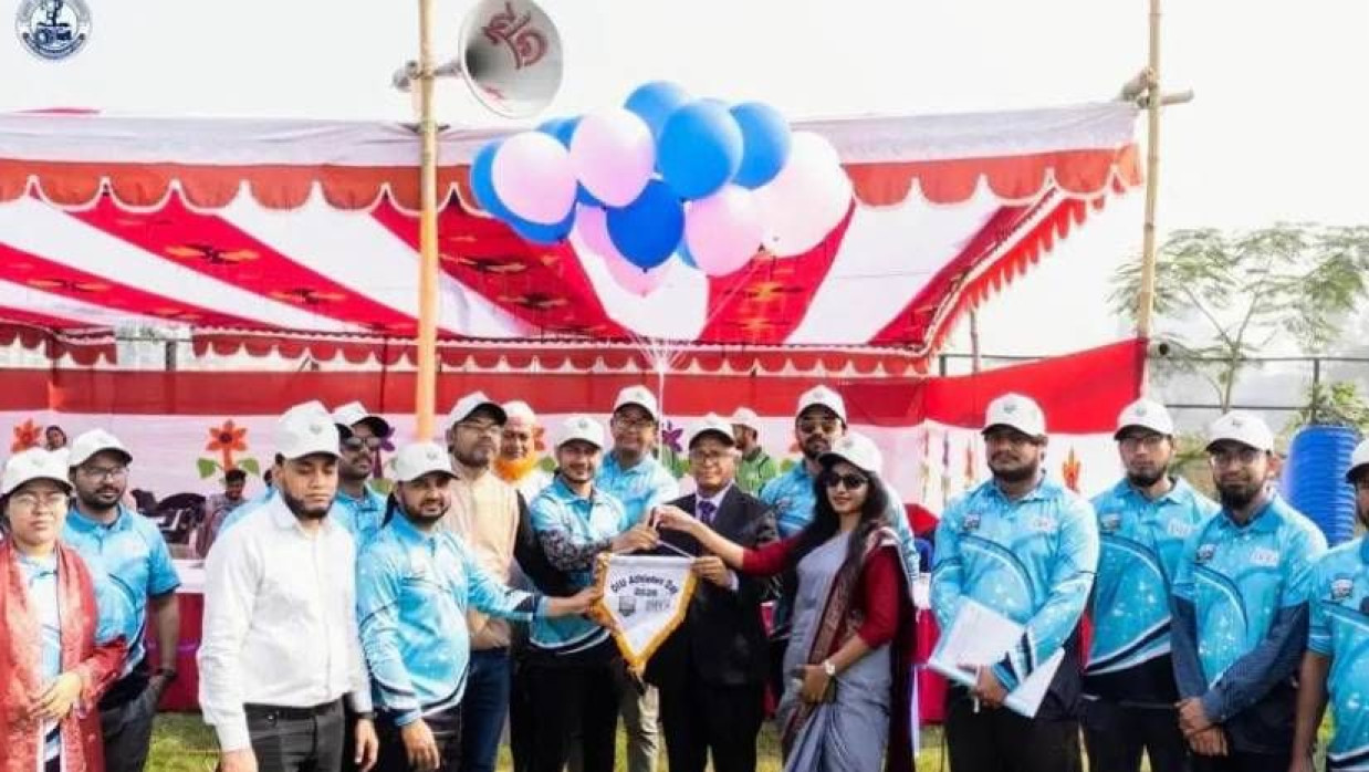 জাতীয় সংগীত পরিবেশন ও বেলুন উড়িয়ে অনুষ্ঠানের উদ্বোধন করেন উপাচার্য