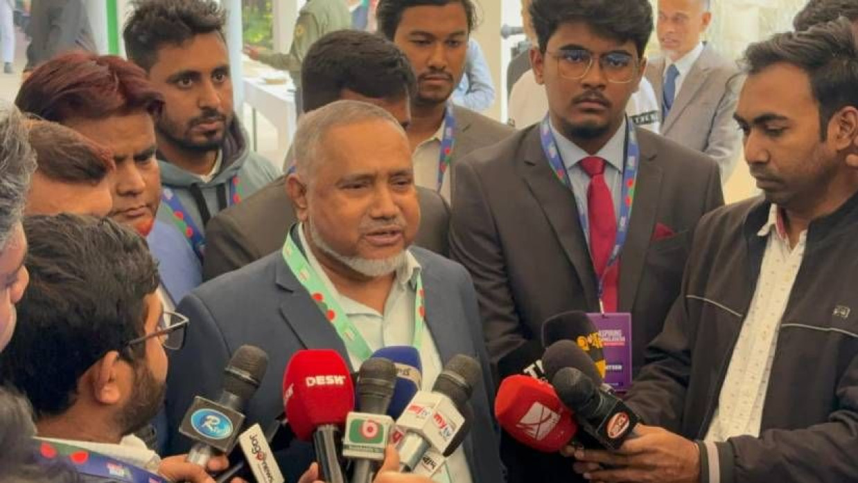 সাংবাদিকদের সঙ্গে কথা বলছেন জামায়াতে ইসলামীর নায়েবে আমির ডা সৈয়দ আব্দুল্লাহ মোহাম্মদ তাহের