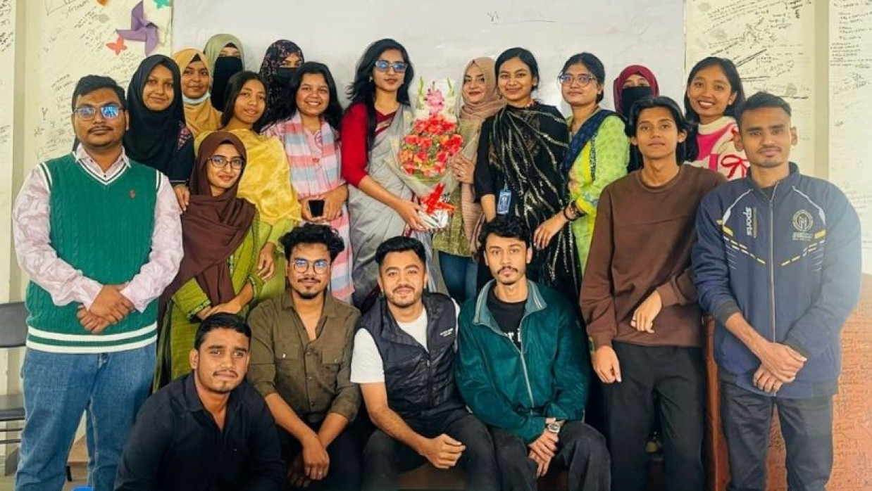  ডিআইইউতে অর্থনীতি বিভাগের নতুন চেয়ারম্যান, শিক্ষার্থীদের ফুলেল সংবর্ধনা