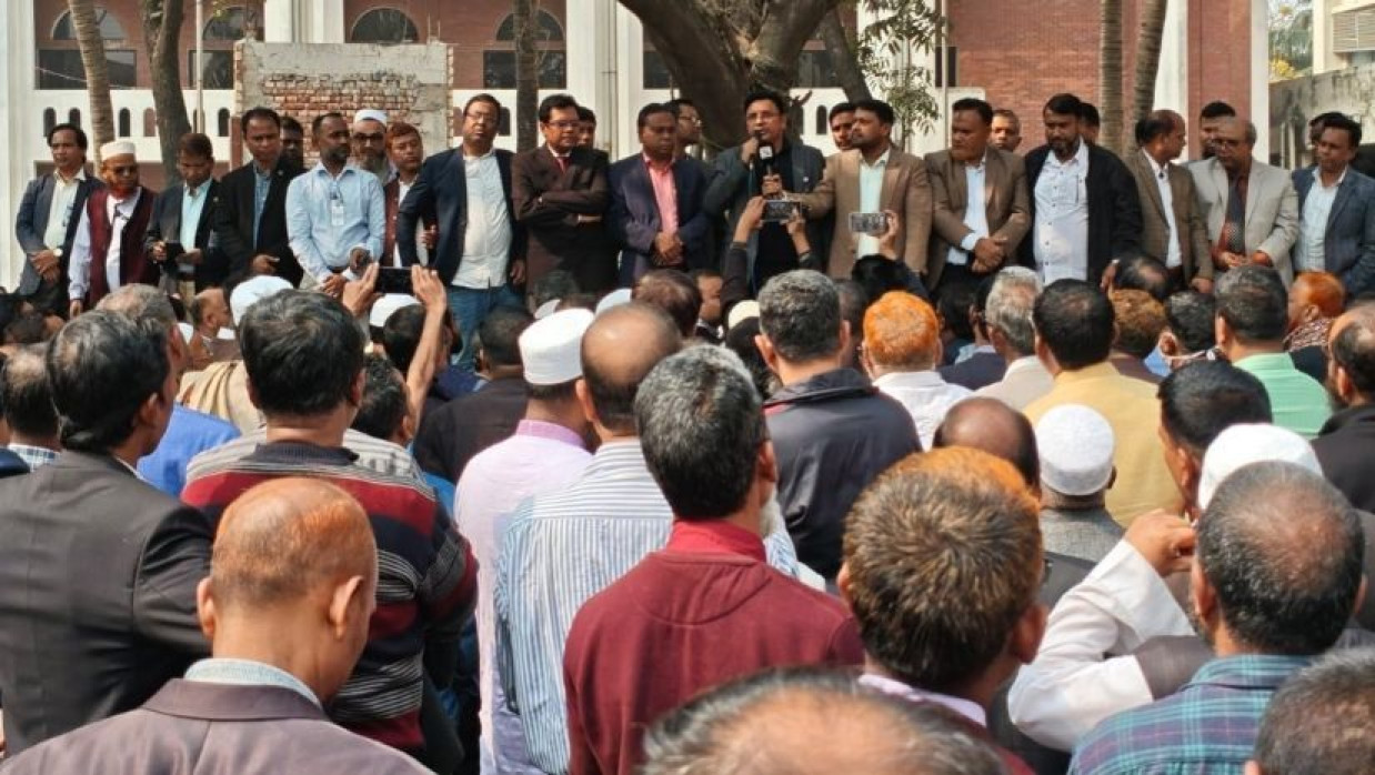 বিশ্ববিদ্যালয় গাজীপুরস্থ বটতলায় অবস্থান কর্মসূচি এবং বিক্ষোভ সমাবেশ