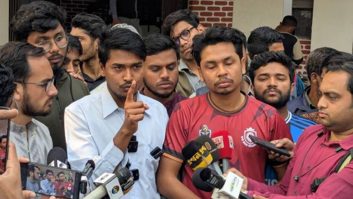 সাংবাদিকদের সঙ্গে কথা বলছেন শাকসু নির্বাচনের ছাত্রশিবিরের প্রার্থী দেলোয়ার হাসান শিশির