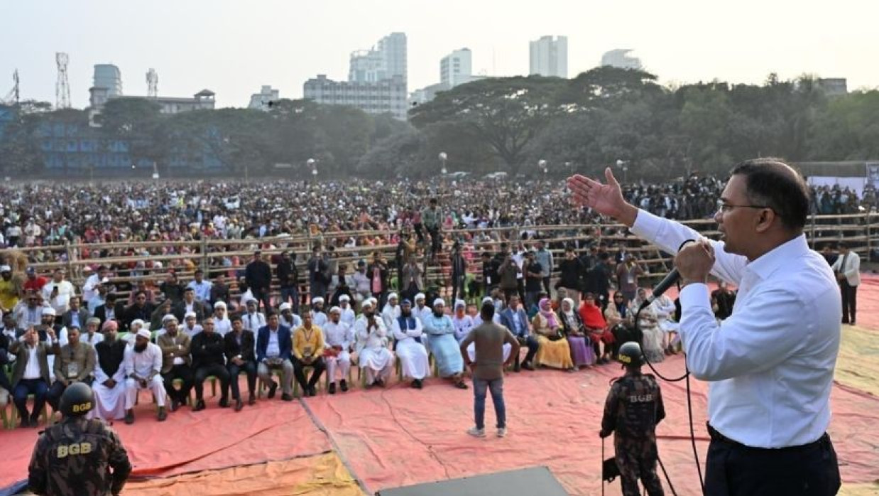 কড়াইল বস্তিবাসীর সামনে বক্তব্য রাখছেন তারেক রহমান
