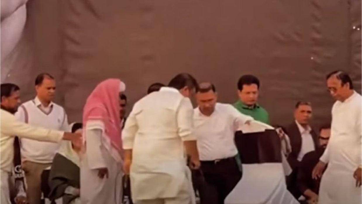 ইমামকে চেয়ার টেনে দিচ্ছেন তারেক রহমান