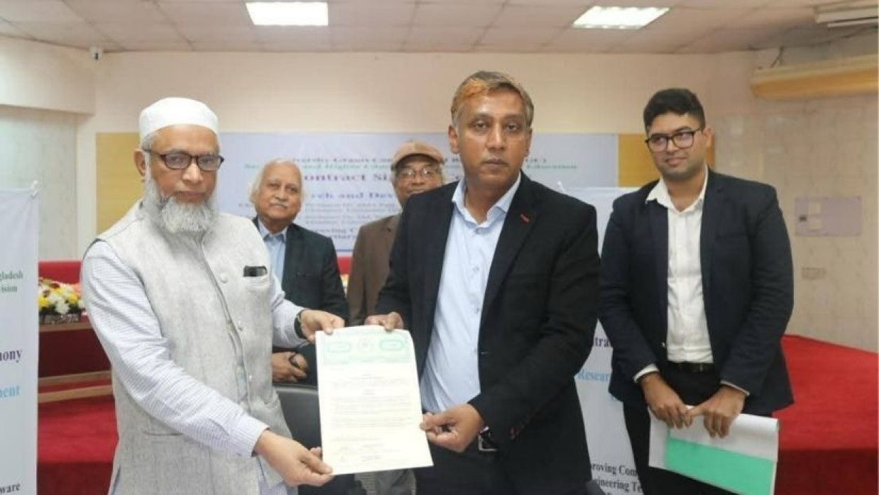 বরাদ্দ গ্রহণ করছেন পাবিপ্রবির গবেষকরা