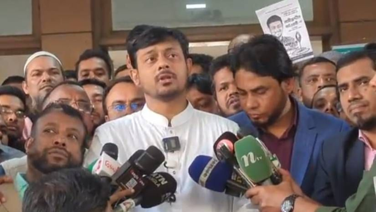 সাংবা‌দিক‌দের সঙ্গে কথা বলছেন এনসিপির মুখ্য সমন্বয়ক নাসীরুদ্দীন পাটওয়ারী