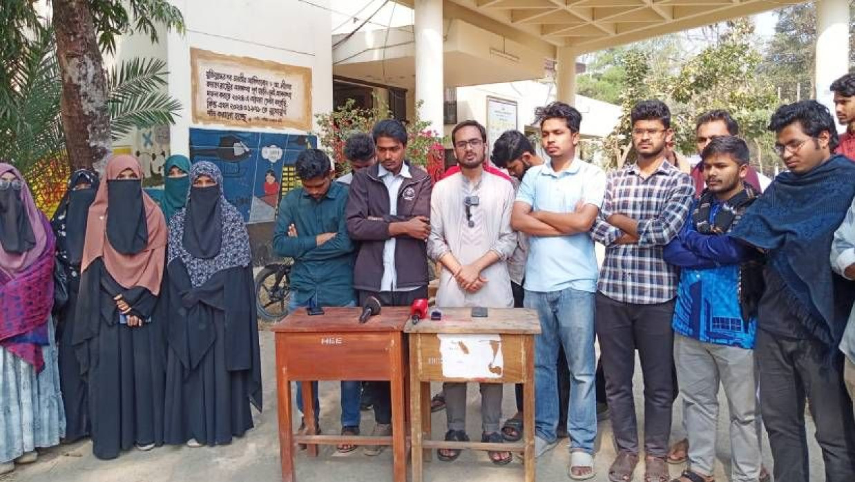 শাবিপ্রবির কেন্দ্রীয় লাইব্রেরি ভবনের সামনে সংবাদ সম্মেলনে প্রার্থীরা