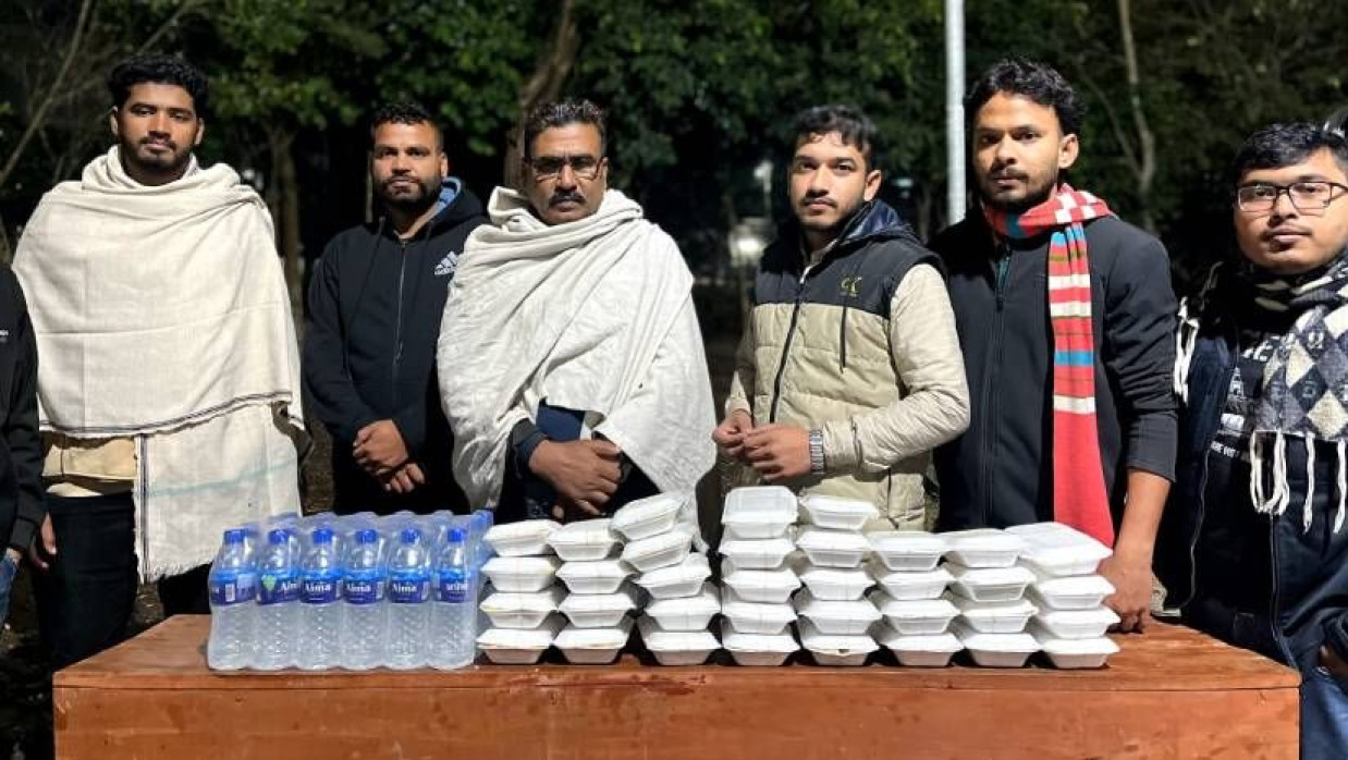 বিশ্ববিদ্যালয়ের নিরাপত্তা প্রহরীদের সঙ্গে রাতের খাবার ভাগাভাগি করেন ছাত্রদলের নেতারা