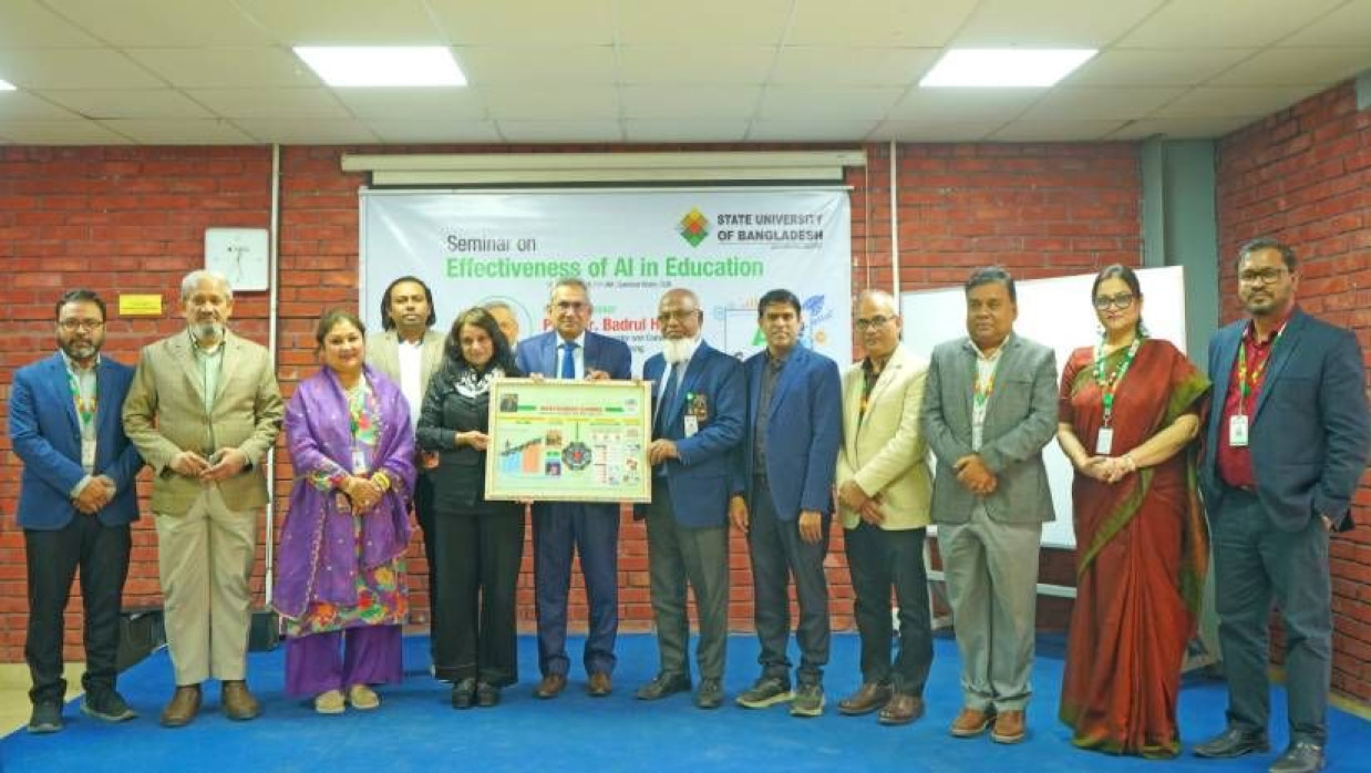 বিশ্ববিদ্যালয়ের সেমিনার রুমে সেমিনারে বিশ্ববিদ্যালয়ের ভিসি, শিক্ষক ও অতিথিরা