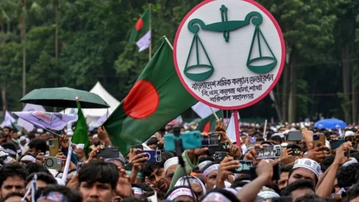 ঢাকার একটি সমাবেশে জামায়াত সমর্থকরা