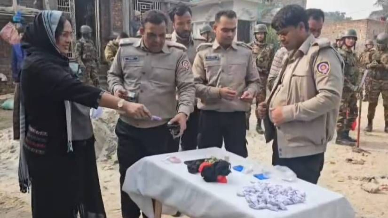 বেদেপল্লিতে অভিযান পরিচালনা করে যৌথ বাহিনী