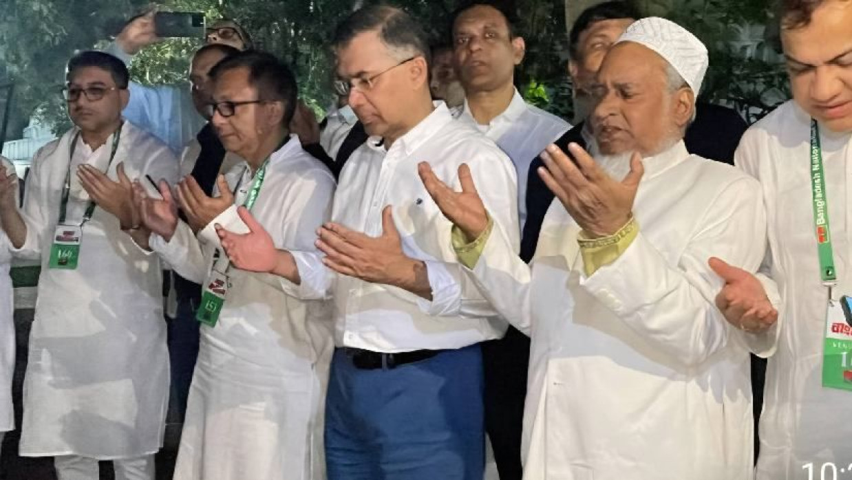 ওসমানীর কবর জিয়ারত করলেন তারেক রহমান