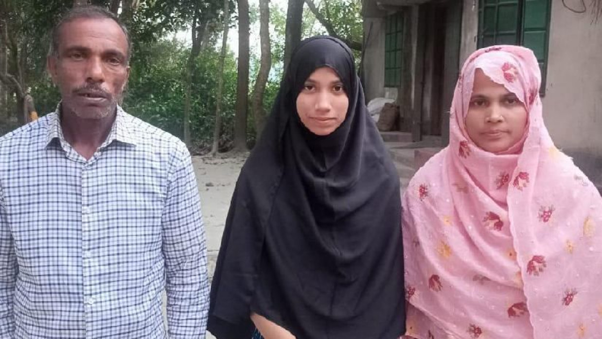 নিরাপত্তা প্রহরী বাবা ও গৃহিনী মায়ের সঙ্গে ইসরাত।