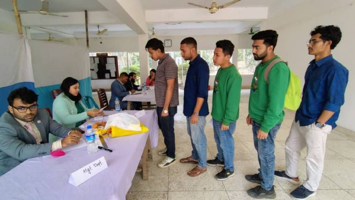 বিশ্ববিদ্যালয়ের প্রশাসনিক ভবনের লবিতে চলছে ভোট গ্রহণ