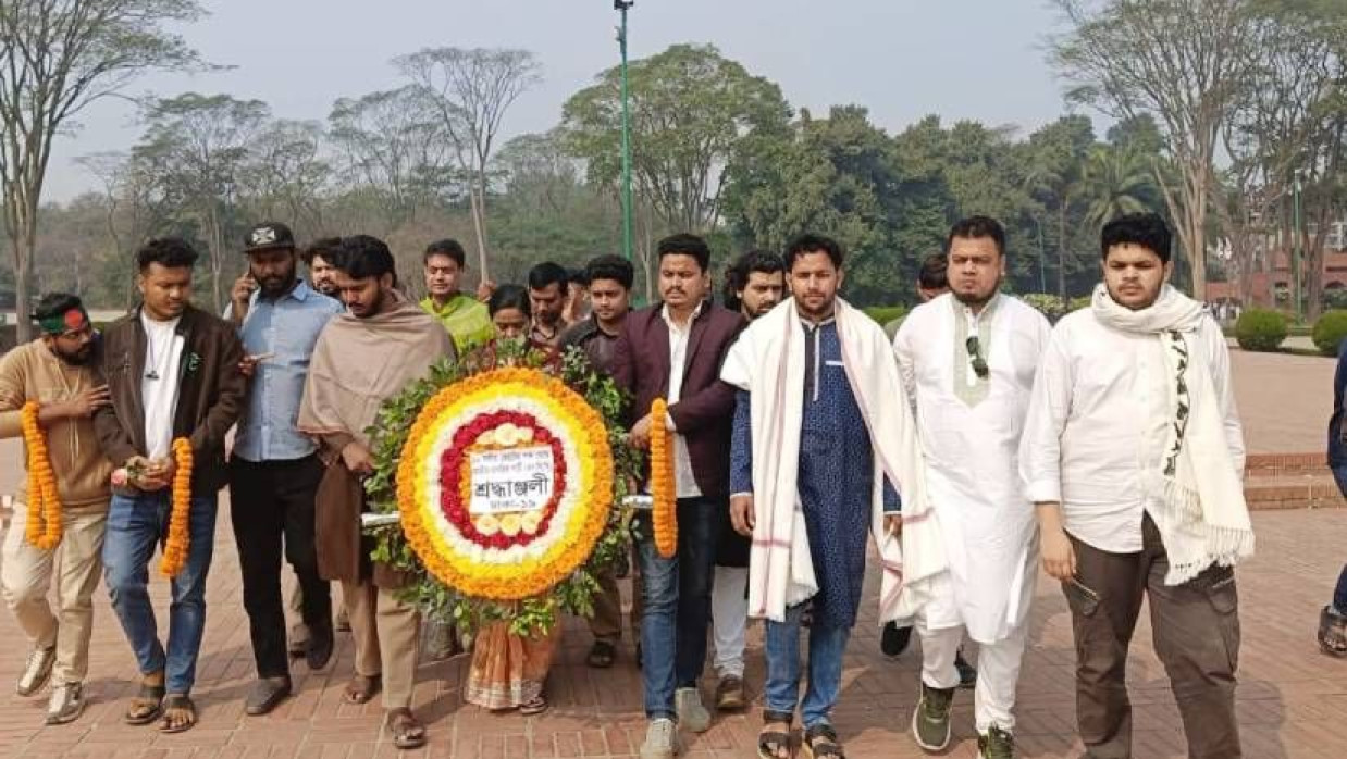 জাতীয় স্মৃতিসৌধে ফুল দিয়ে যাচ্ছেন এনসিপির প্রার্থী দিলশানা পারুল