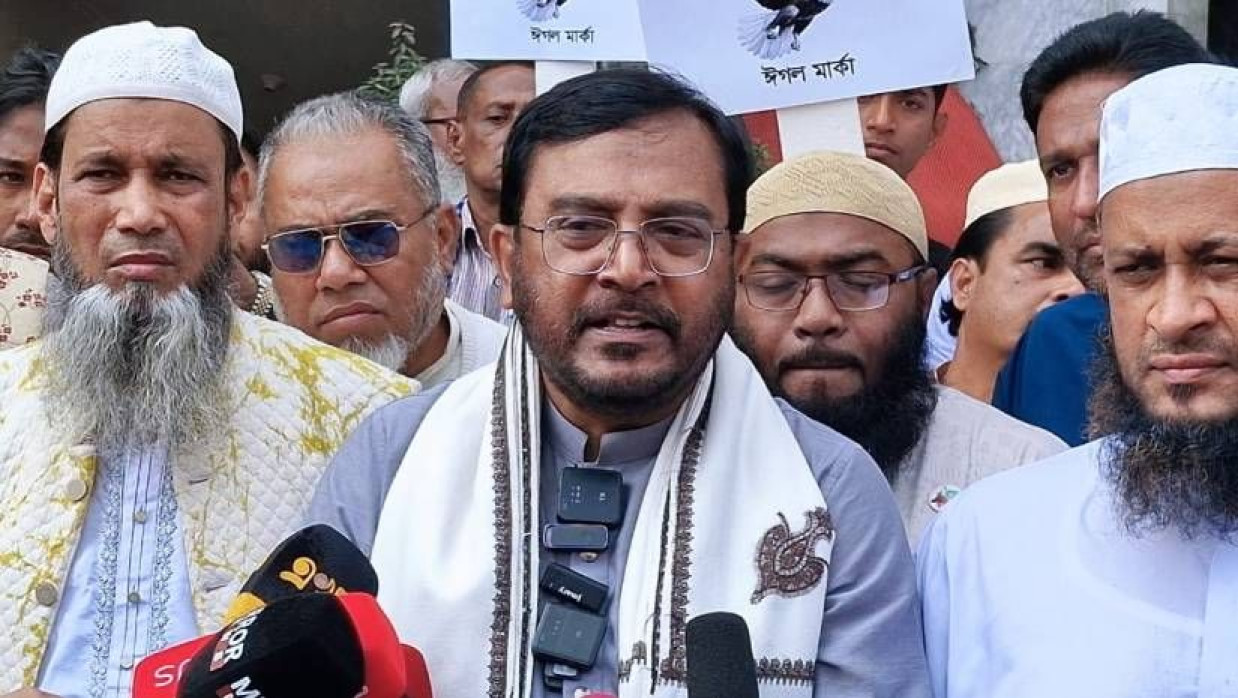 নির্বাচনী প্রচারের সময় সাংবাদিকদের সঙ্গে কথা বলেন মজিবুর রহমান মঞ্জু