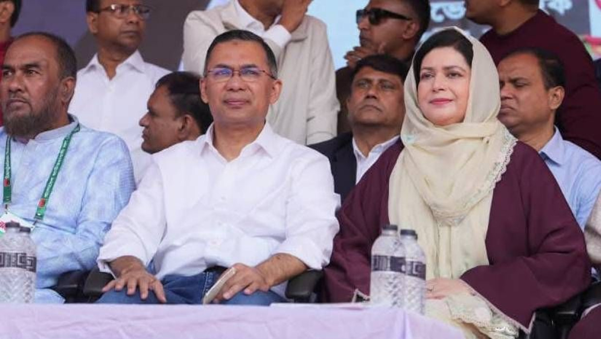 সমাবেশে মঞ্চে তারেক রহমানের পাশেই বসা স্ত্রী ডা. জুবাইদা রহমান