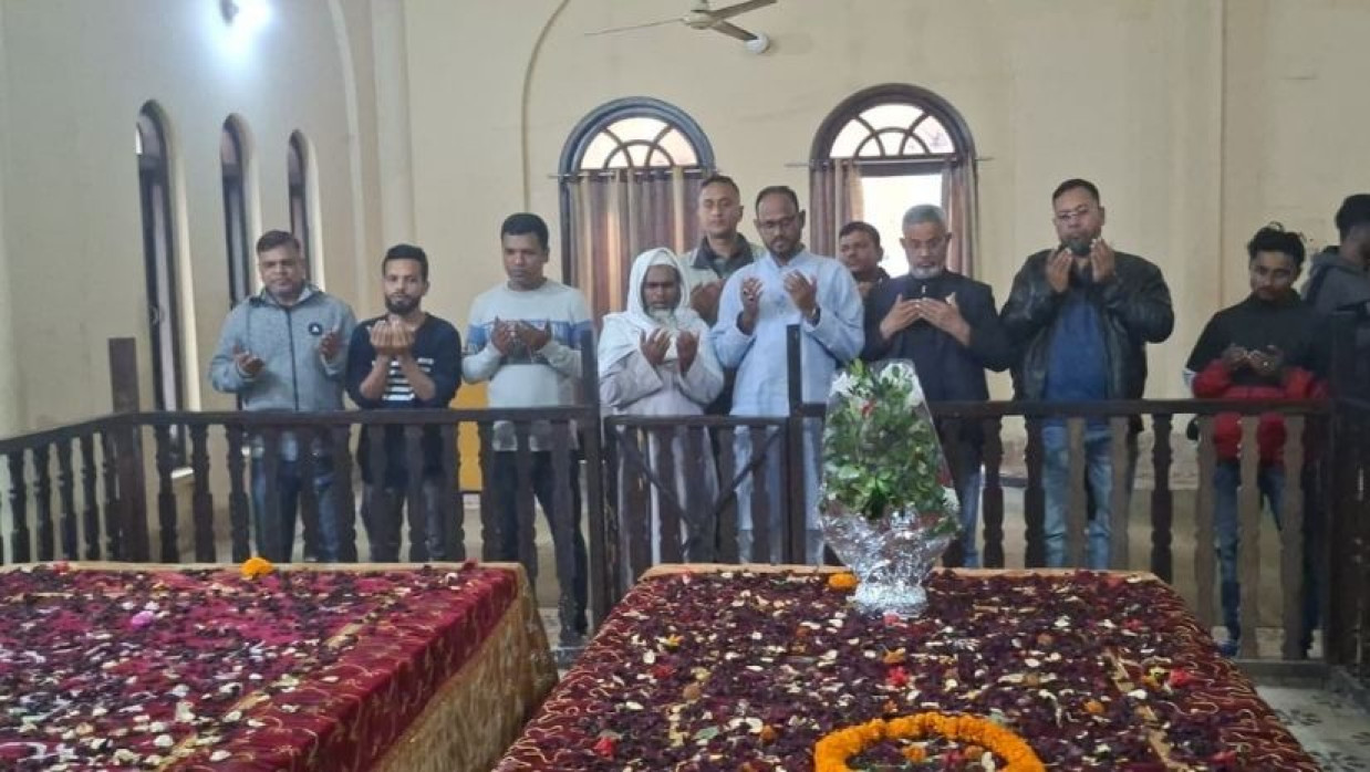 মওলানা আবদুল হামিদ খান ভাসানীর মাজার জিয়ারত করছেন সুলতান সালাউদ্দিন টুকু
