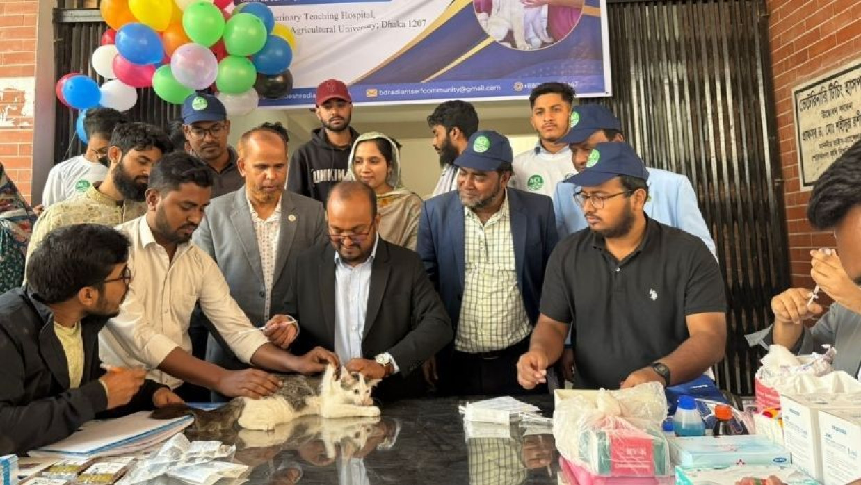 শেকৃবিতে বিনামূল্যে জলাতঙ্ক (র‍্যাবিস) টিকা দেওয়া হয়