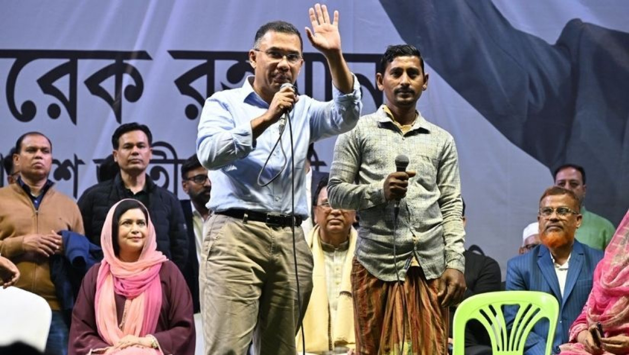 ভাষানটেকে জনসভায় ভ্যানচালক জুয়েলকে মঞ্চে ডেকে স্থানীয় সমস্যা শোনেন তারেক রহমান  