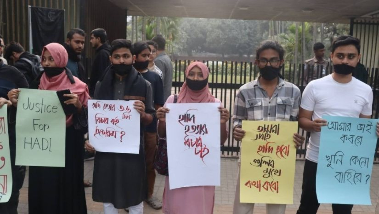 ঢাবি এলাকায় ইনকিলাব মঞ্চের নেতাকর্মীদের অবস্থান