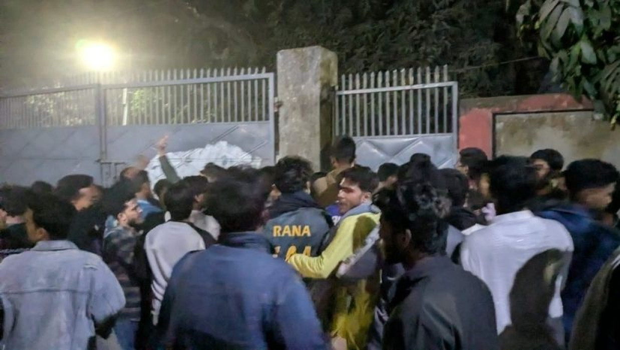 ঢাকা কলেজে উচ্চমাধ্যমিক-অনার্স শিক্ষার্থীদের মধ্যে হাতাহাতি