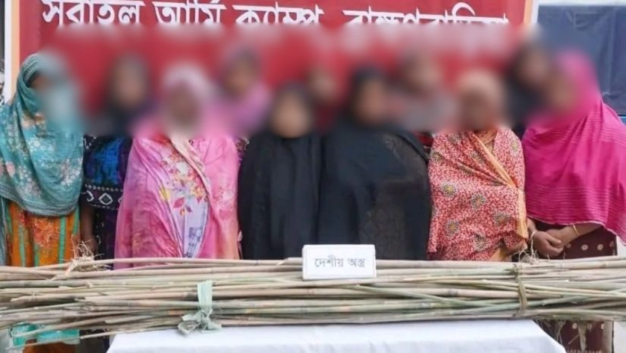 দেশীয় অস্ত্রসহ গ্রেপ্তার নারীরা