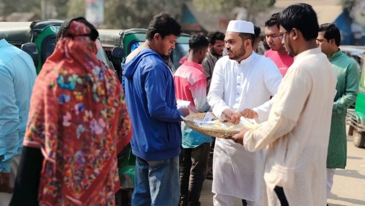 মুড়ি-বাতাসা নিয়ে নির্বাচনী প্রচারণায় এনসিপির প্রার্থী