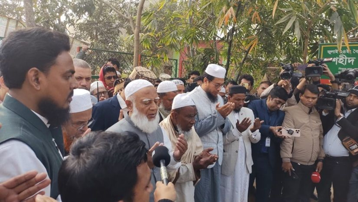 শহীদ আবু সাঈদের কবর জিয়ারত করছেন জামায়াতে ইসলামীর আমির ডা. শফিকুর রহমানসহ ১০ দলের নেতাকর্মীরা
