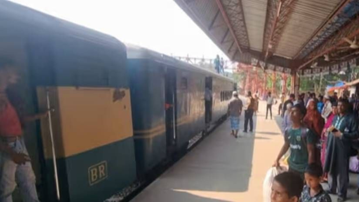 মেঘনা এক্সপ্রেস ট্রেনটি ভোর ৫টায় ছেড়ে যাওয়ার কথা ছিল