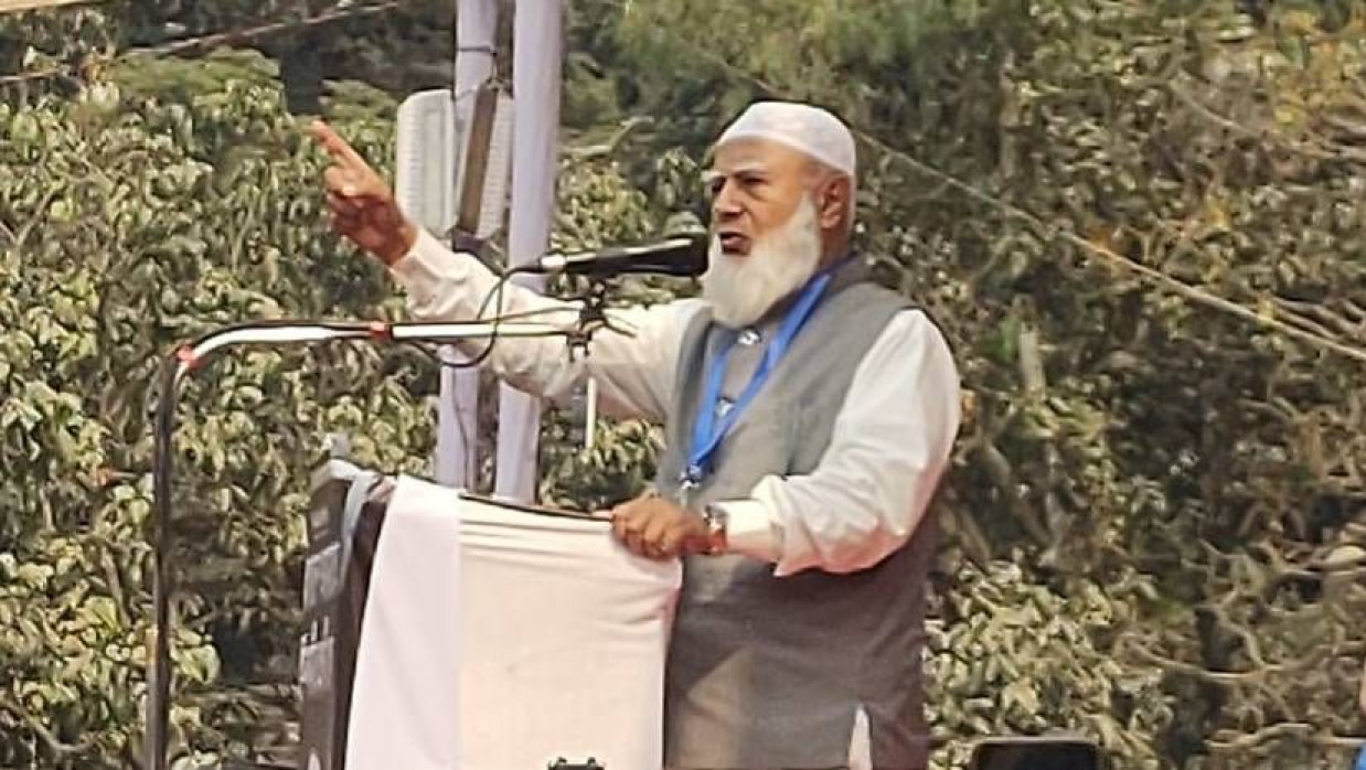 বগুড়ার আলফাতুল খেলার মাঠে অনুষ্ঠিত জনসভায় বক্তব্য দিচ্ছেন জামায়াতে ইসলামীর আমির ডা. শফিকুর রহমান