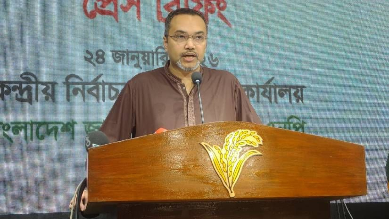 প্রেস ব্রিফিংয়ে কথা বলছেন মাহদী আমীন