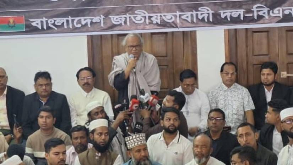 নয়াপল্টনে বিএনপির কেন্দ্রীয় কার্যালয়ের আরাফাত রহমান কোকোর ১১তম মৃত্যুবার্ষিকী উপলক্ষে দোয়া মাহফিলে কথা বলছেন অ্যাডভোকেট রুহুল কবির রিজভী