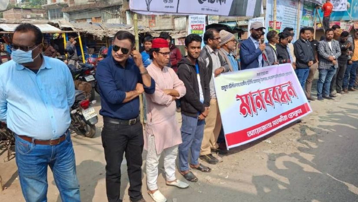 সাতক্ষীরা নিউ মাকের্টস্থ শহীদ স. ম আলাউদ্দীন চত্বরে সাংবাদিকদের মানববন্ধন